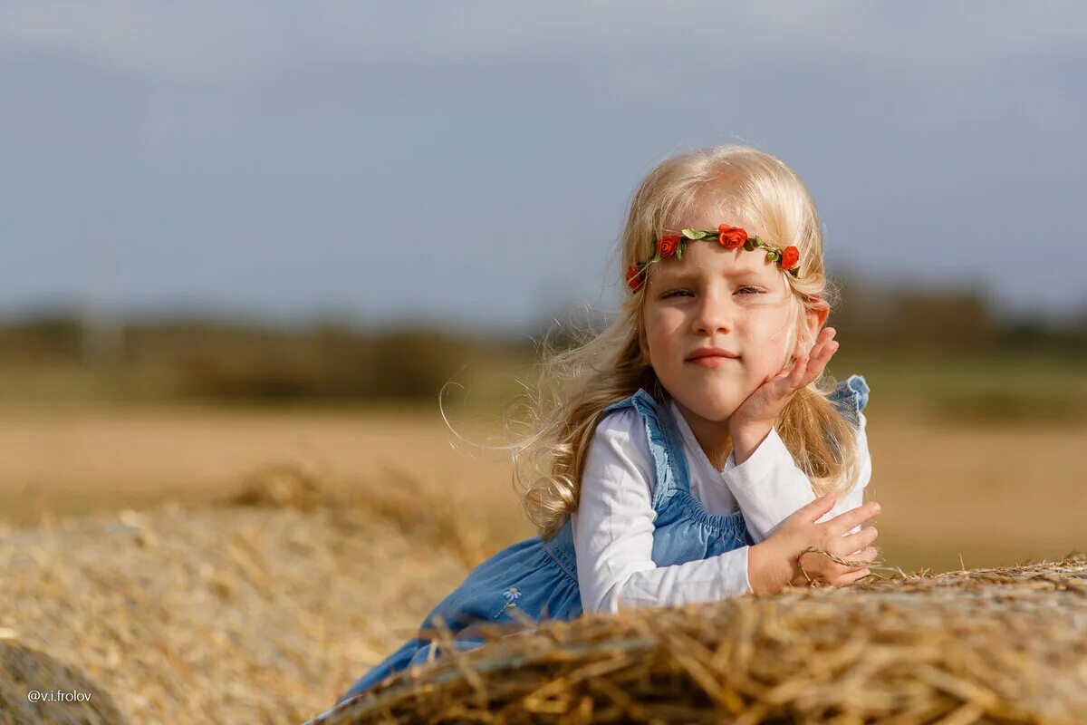 Эва девочка. Детская фотосессия на природе с сеном. Фотосессия со стогом сена. Фотосессия в стогах с ребенком. Детская фотосессия в стогах сена.