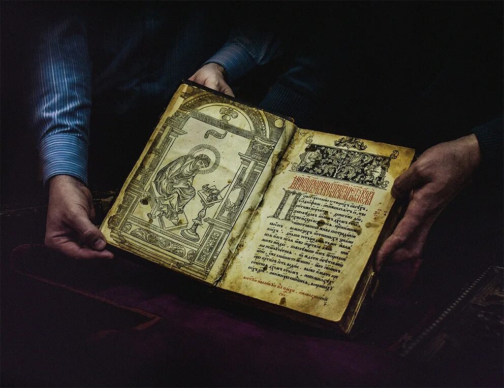 Апостол 1564 первая печатная. 1564 г. Первая печатная книга апостол. Первая книга апостол. Первая датированная книга апостол.