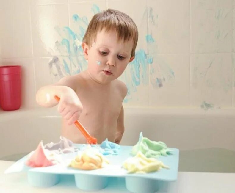 Краски для ванной для детей. Эксперимент в ванной для детей. Ребёнок в ванной с пеной. Пена для ванны для детей.