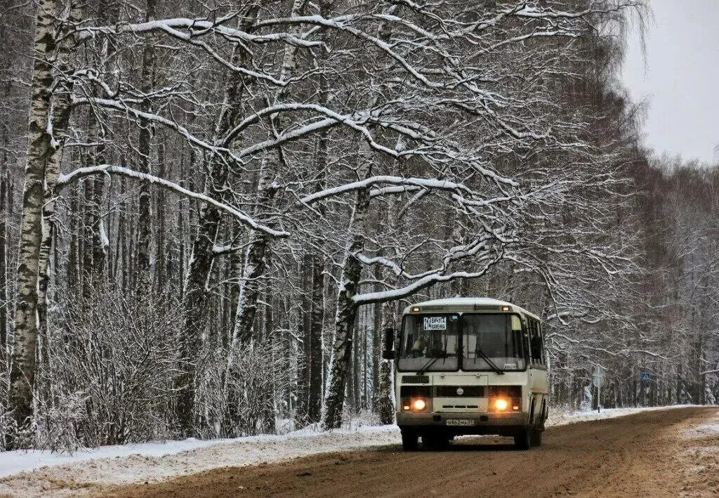 Автобусы старые дороги. Автобус зима. Автобус зимой. ПАЗ зимой. Маршрутка зимой.