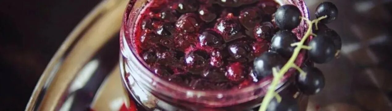 Смородина замороженная варенье рецепт. Как заморозить смородину на зиму. Пюре замороженное из красной смородины. Смородина замороженная варенье рецепт. Морс из смородины замороженной.