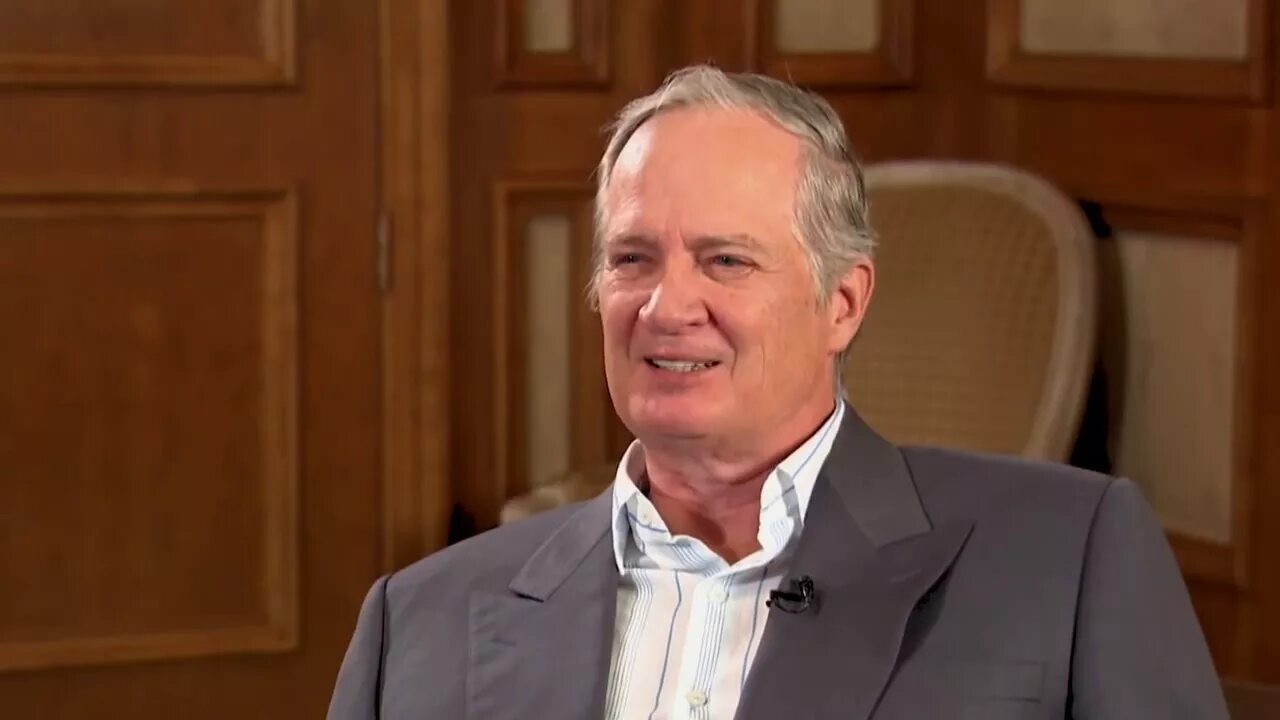 Интервью на русском языке видео. Андрей прохоров 4a games. Марк шаттерлворс интервью на русском. Джимми фэллон интервью. Журналист с микрофоном.