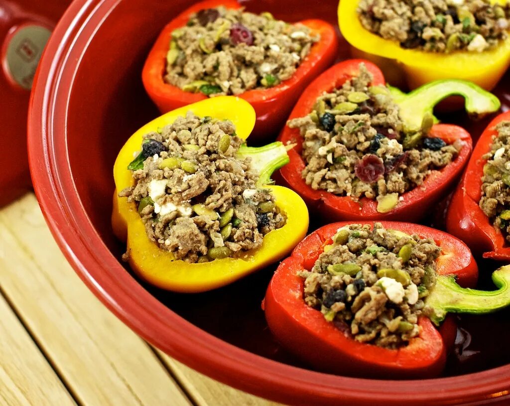 Перчики болгарские фаршированные. Перчики болгарские фаршированные. Болгарский перец с фаршем. Болгарский перец с фаршем. Перчики болгарские фаршированные.