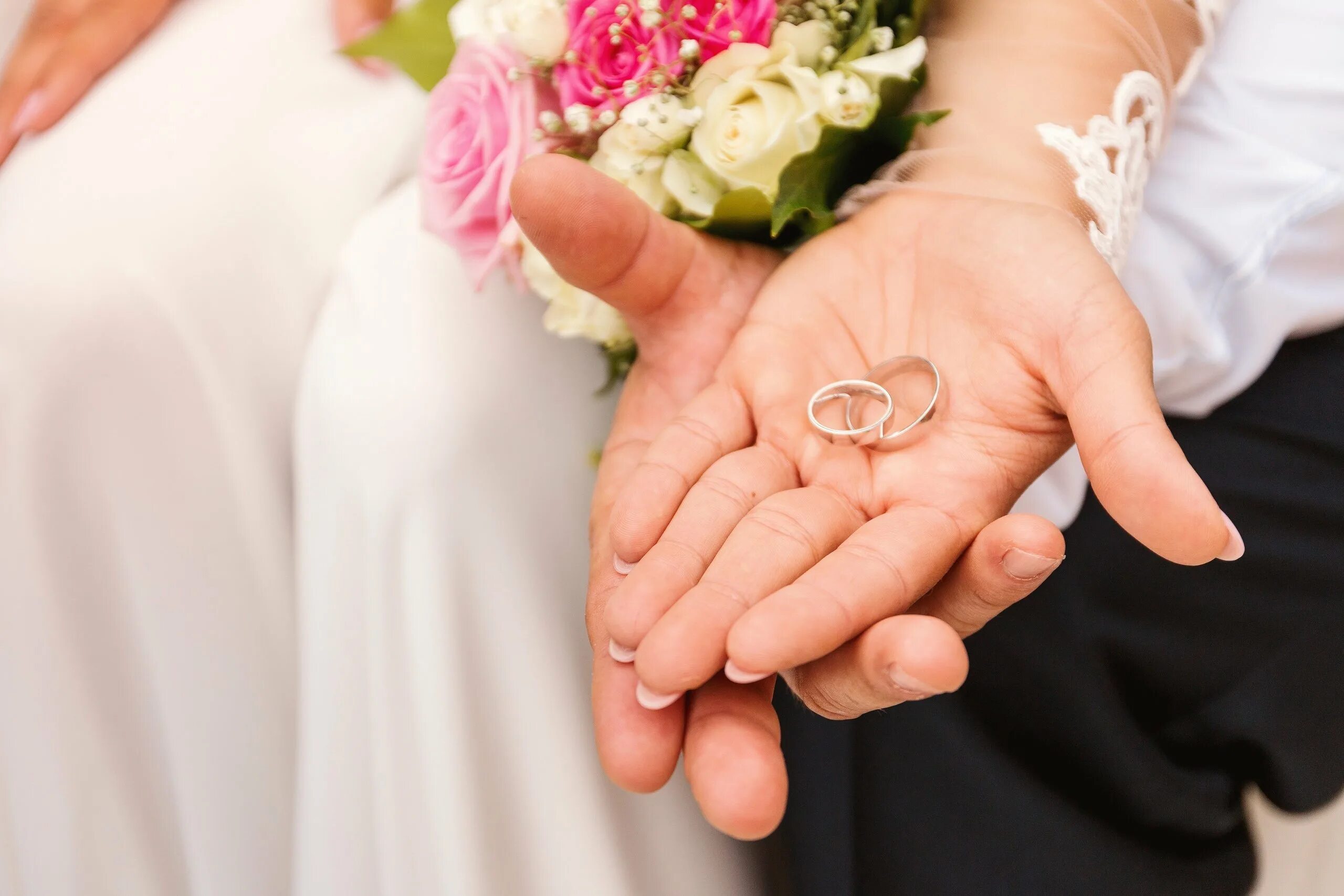 Невеста на руках у жениха. Кольца жениха и невесты. Руки молодоженов. Руки молодоженов с кольцами.