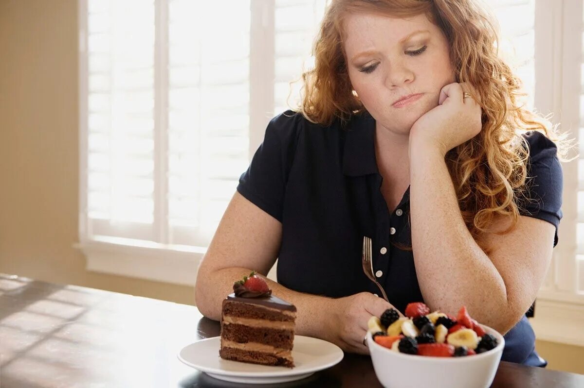 Ожирение переедание. Толстая девушка с едой. Женщина с лишком весом. Толстушка с едой. Полная женщина с едой.