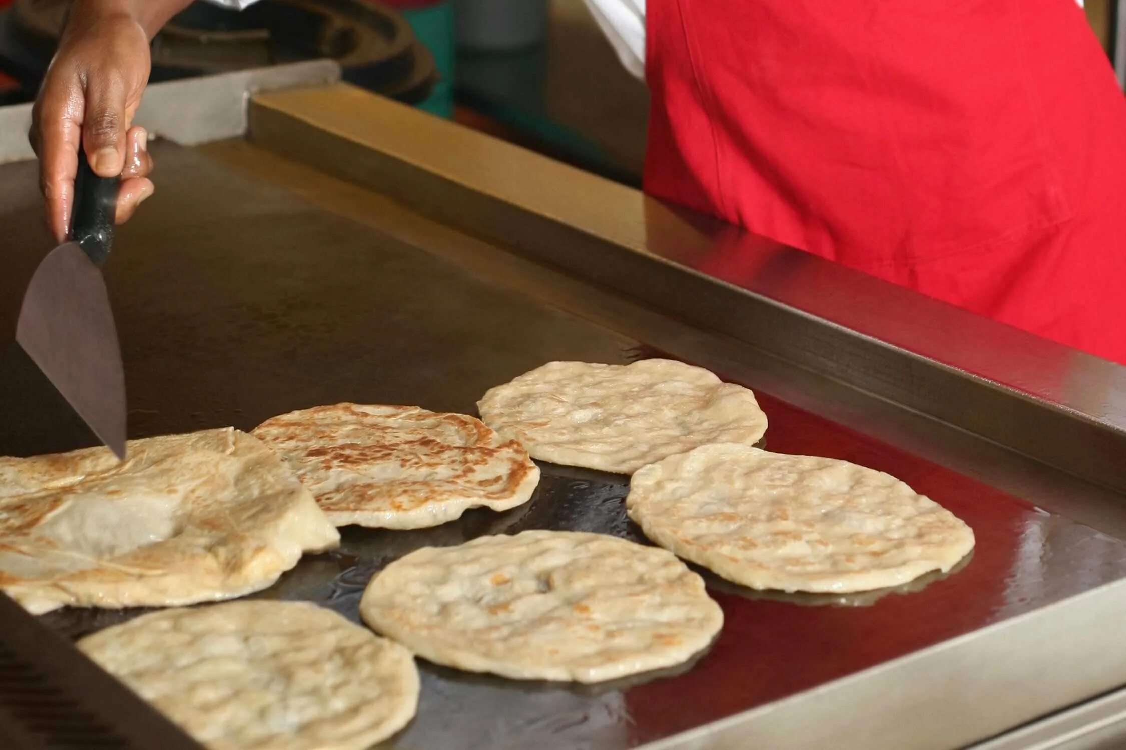 Лепешка роти. Roti Canai (лепешки). Блюда с лепешкой роти. Лепешка роти парата.