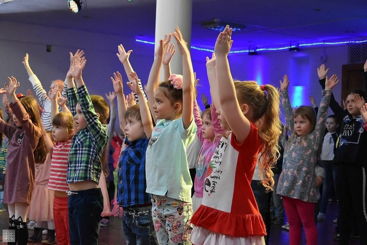 Неоновая дискотека. Дети танцуют на празднике. Детский праздник дискотека. Дискотека для подростков. Тематическая дискотека.