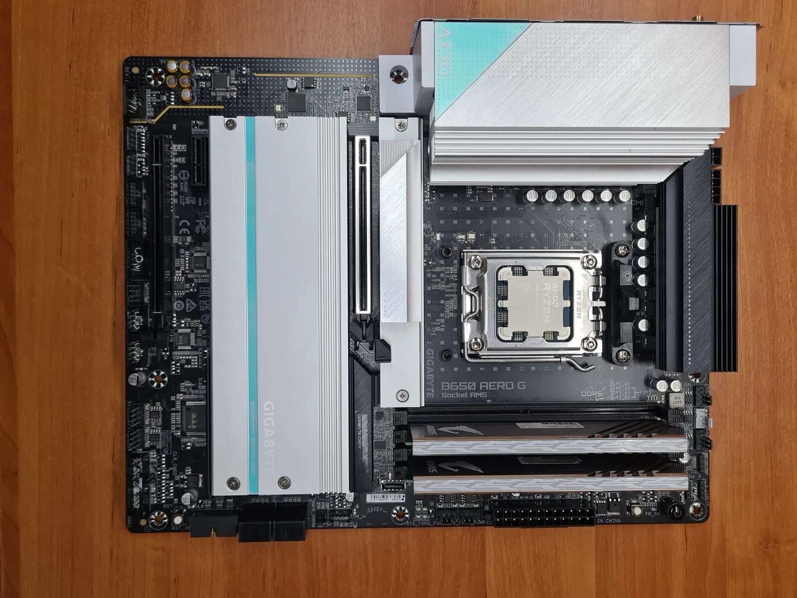 Материнская плата gigabyte b550. Mb lga1200 gigabyte b560m ds3h. B550 am4. Gigabyte b560m h. Aurus b660m pro ddr4.