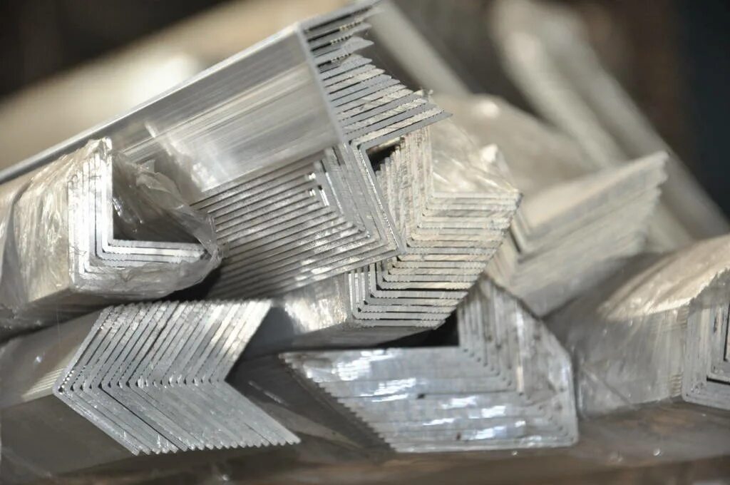 Профиль сплава алюминия. Уголок алюминиевый 20х20х2. Алюминий. Алюминиевый сплав. Алюминий металл.