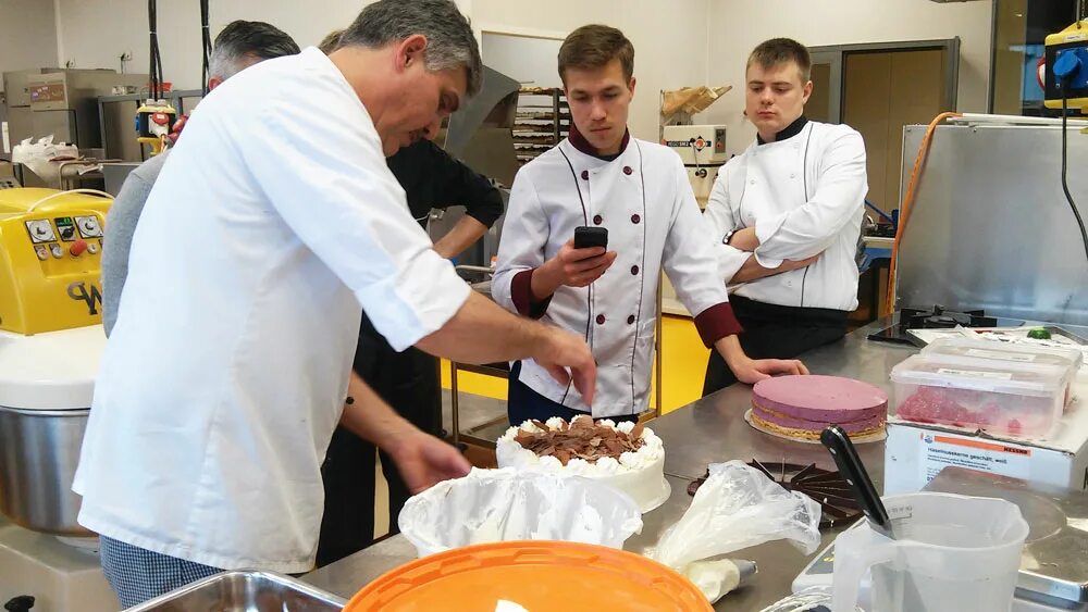 Специалист поварской. Повар Германия. Стажировка повара. Повар стажер. Школы повара в Германии.