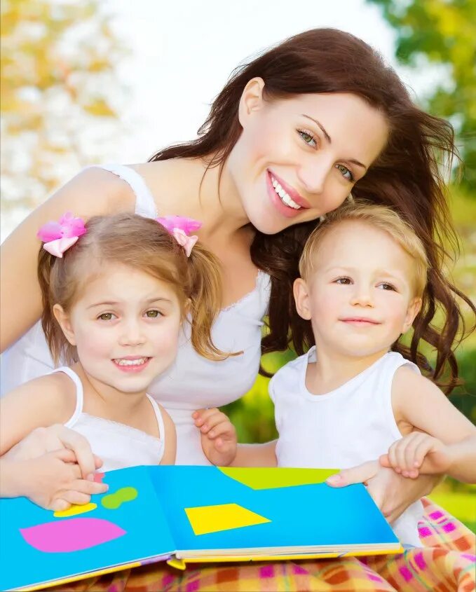 Мать обнимает ребенка. Красивая мама с ребенком. Открытки с днём матери. Ребенок дарит цветы маме. День матери.