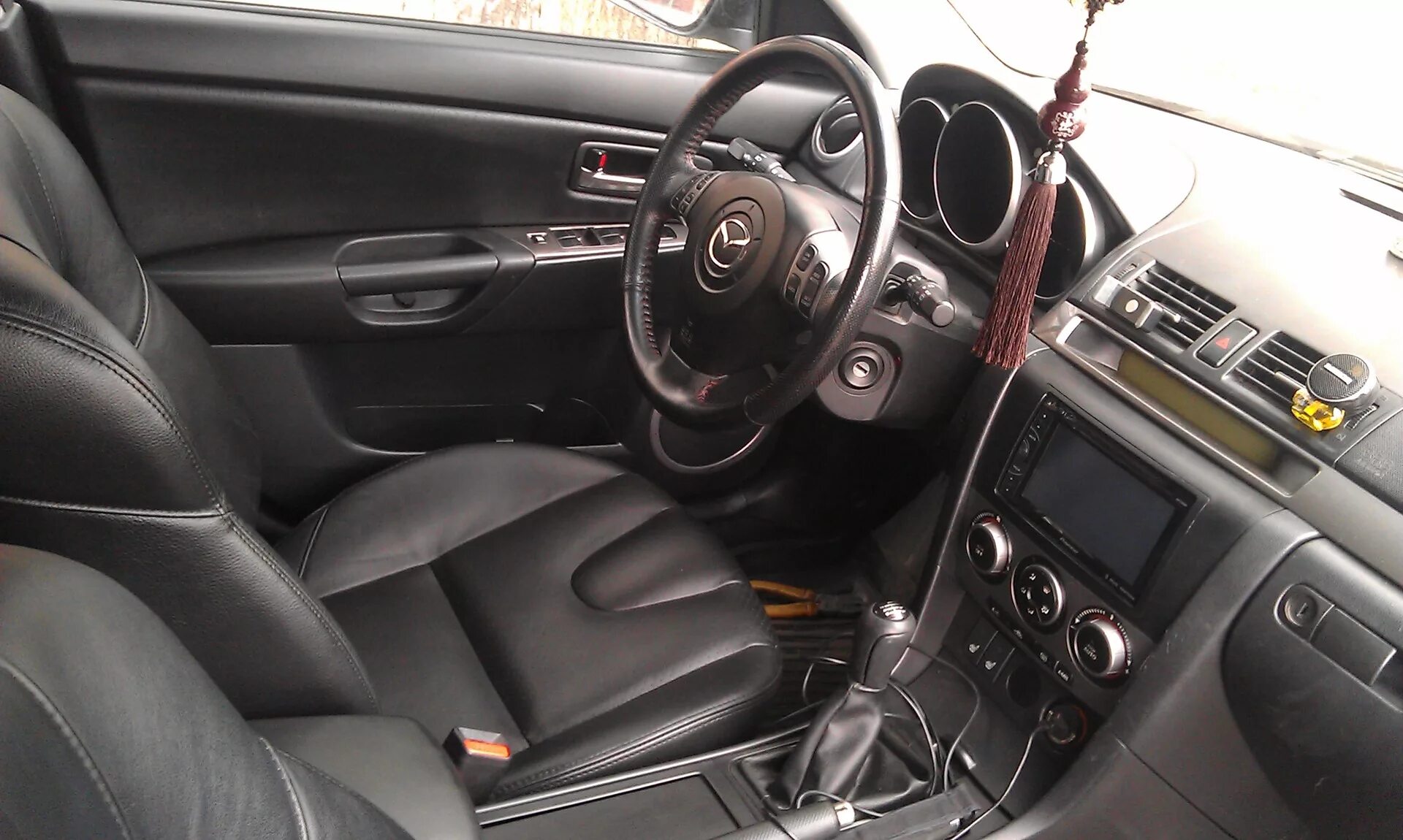 Mazda 3 MPS салон черный. Мазда 3 БК седан салон. Мазда 3 2007 кожаный салон. Мазда 3 2011 года черная салон. Салон мазда 3 бк