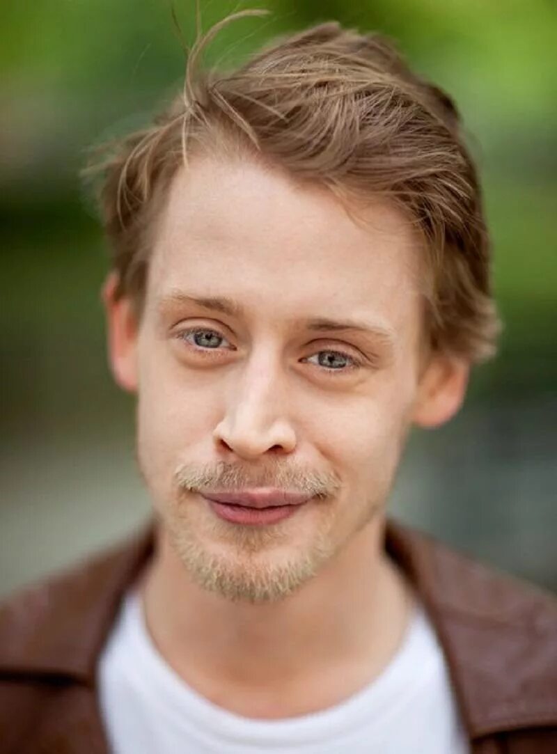 Маколей калкин сейчас. Кевин калкин. Актер из один дома кевин. Актер из один дома кевин. Маколей калкин взрослый.