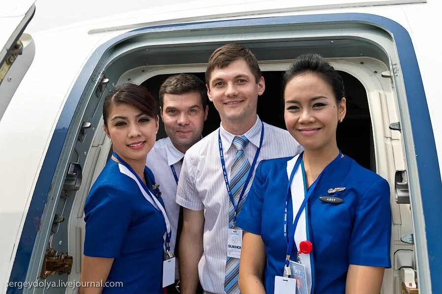 Pilot dan pramugari check in hotel