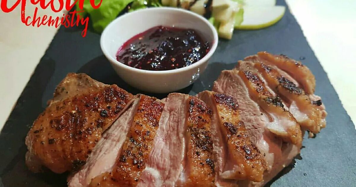 Как приготовить утиные грудки вкусно в духовке. Утиное филе с грушей. филе утиной грудки с грушей. утиная грудка с сыром. утиная грудка сервировка.