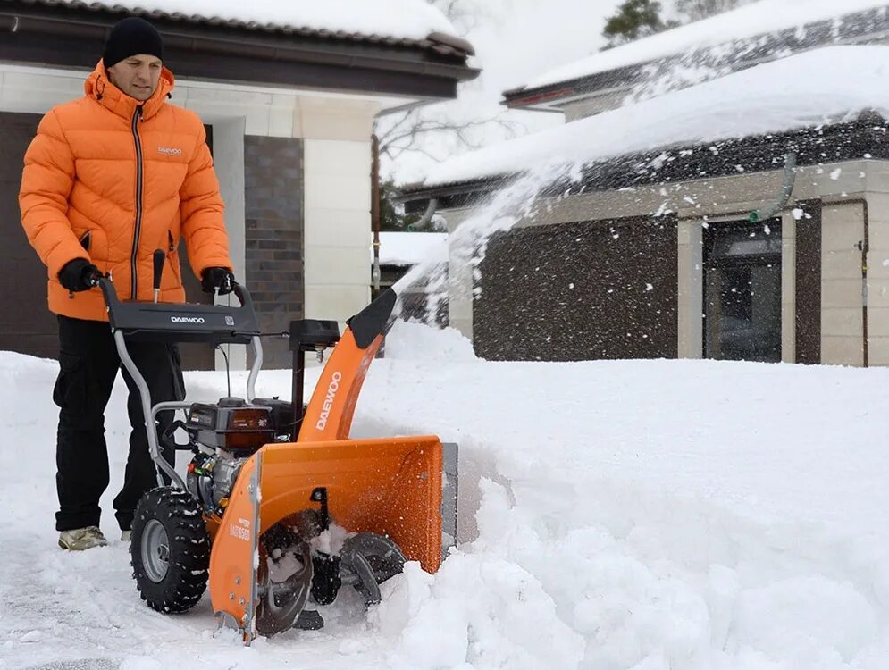 Топ 5 снегоуборщиков бензиновых. Снегоуборщик ariens compact 24. Снегоуборщик бензиновый jonsered st 2109 e самоходный. Снегоуборщик в работе. Al ko snowline 620e.