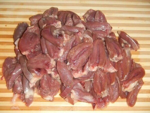 Как порезать сердечки. Куриные сердечки. порезанные куриные сердечки. жареные куриные сердечки.