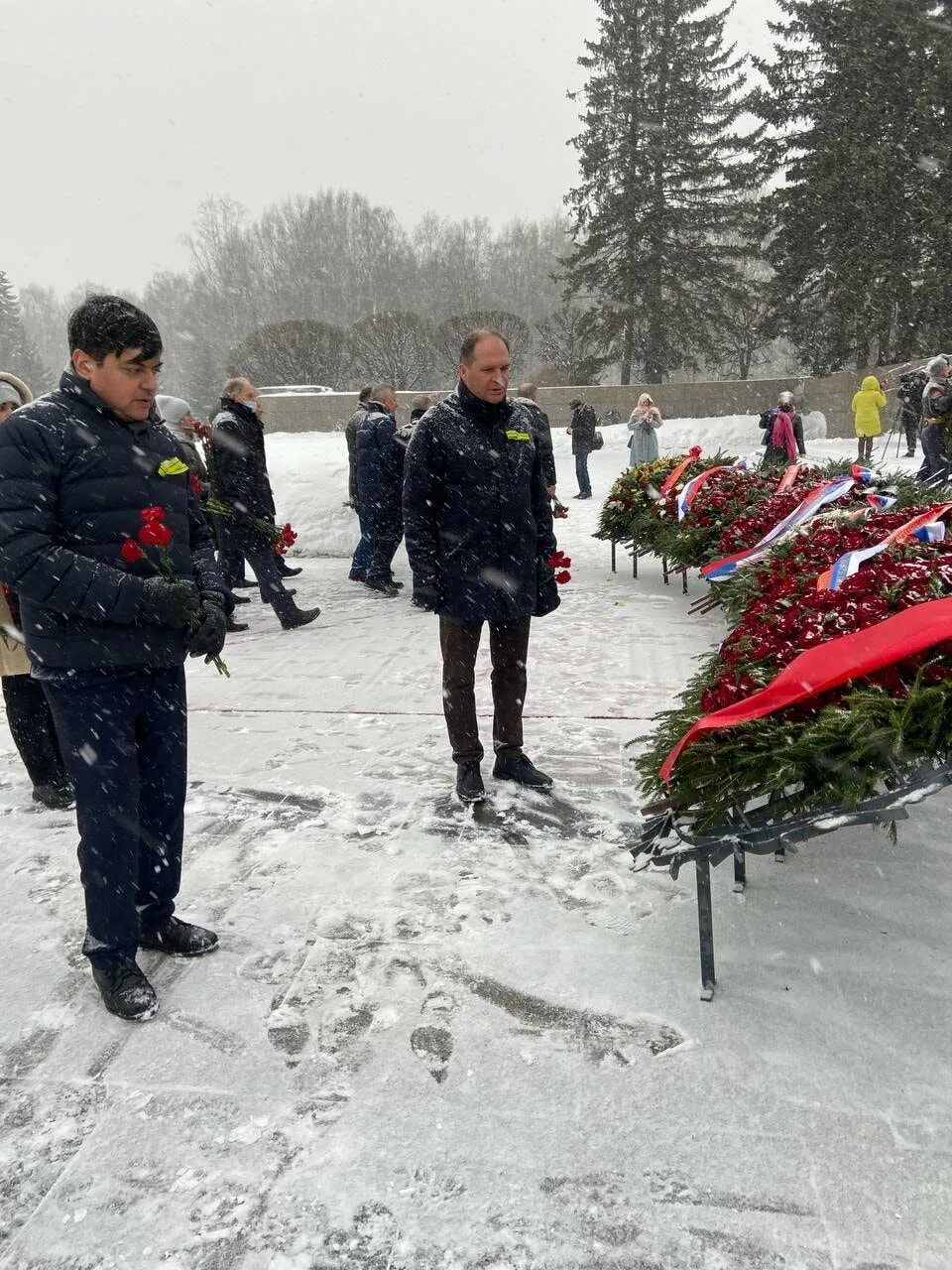 Пискарёвское мемориальное кладбище. Пискаревское кладбище в Санкт-Петербурге. Пискаревское кладбище могилы. Пискаревское кладбище похороны.