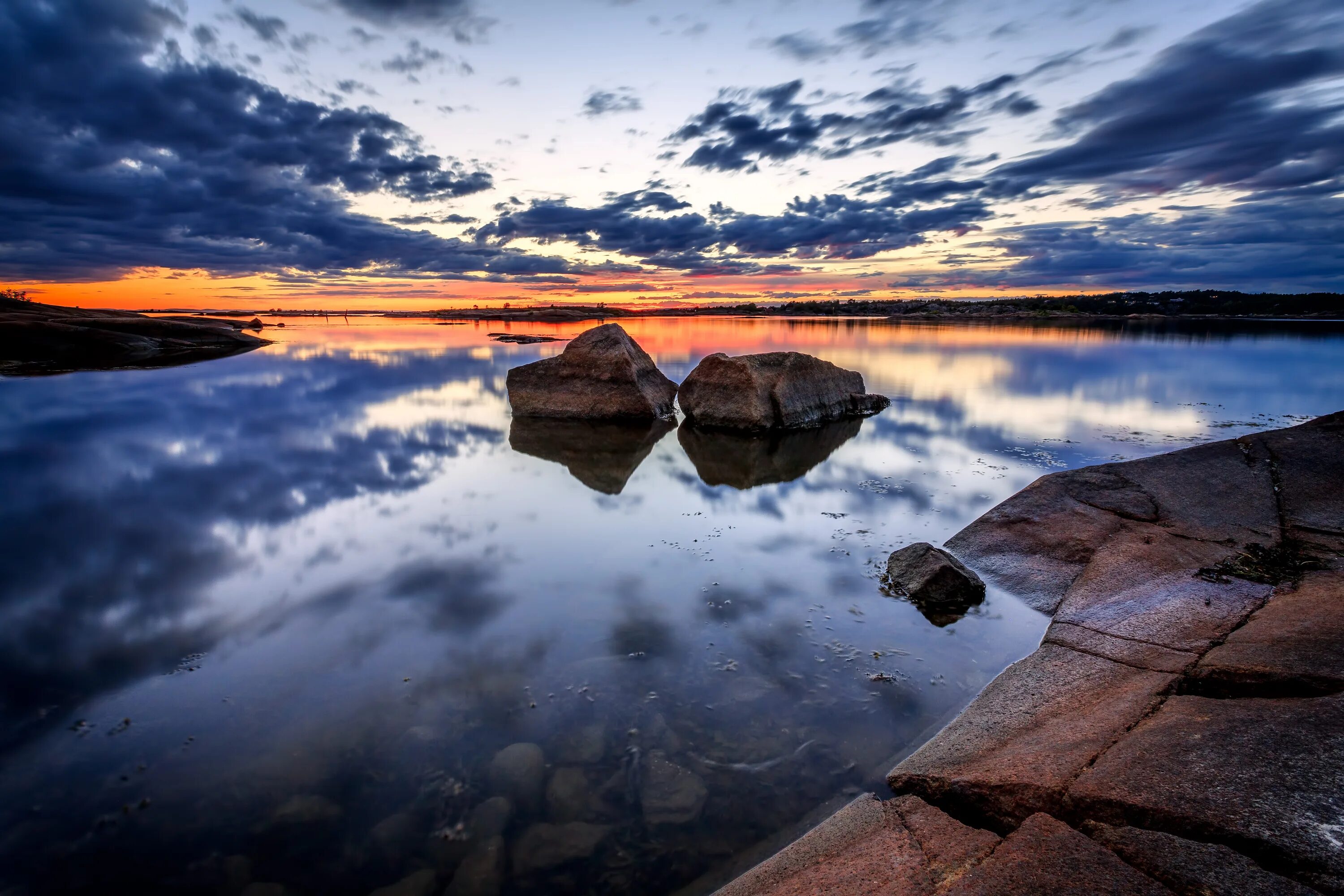 Камни вода небо. Небесный камень. Камни с неба. Фотограф-сюрреалист облако камень.