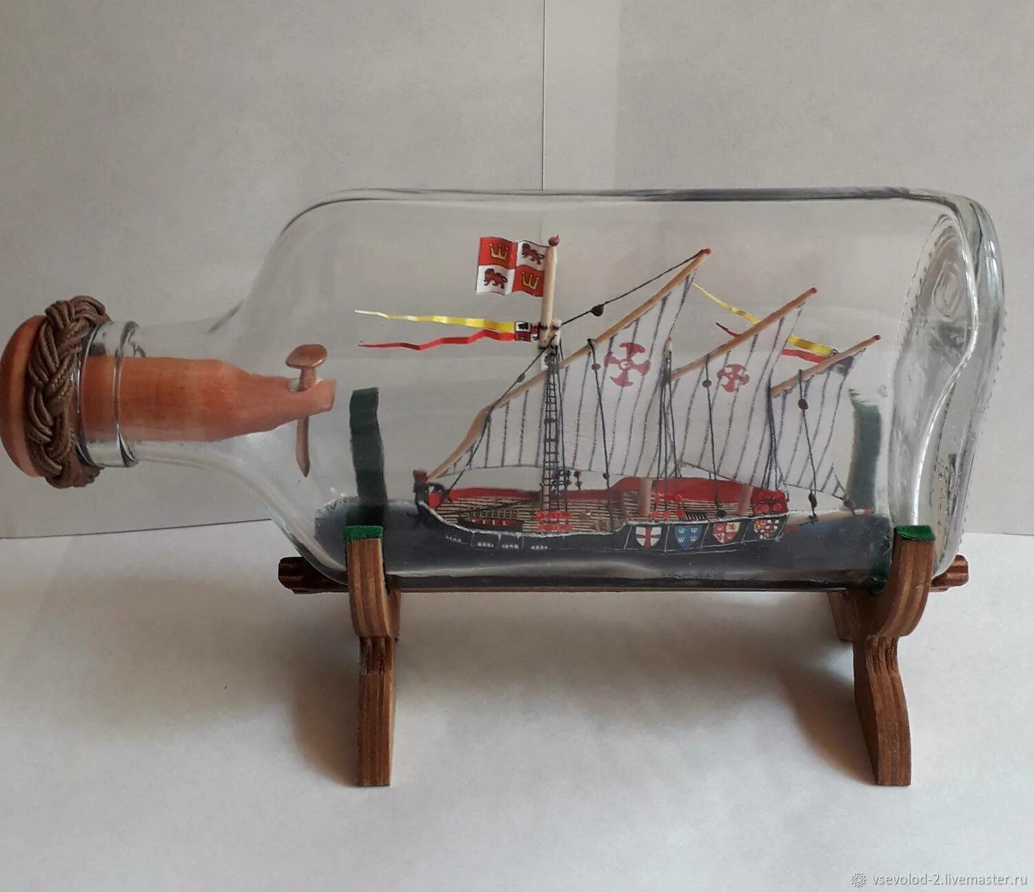 Кораблик в бутылке. Бутылка с кораблем внутри. Корабль в бутылке. Корабль в бутылке. Кораблик в бутылке.