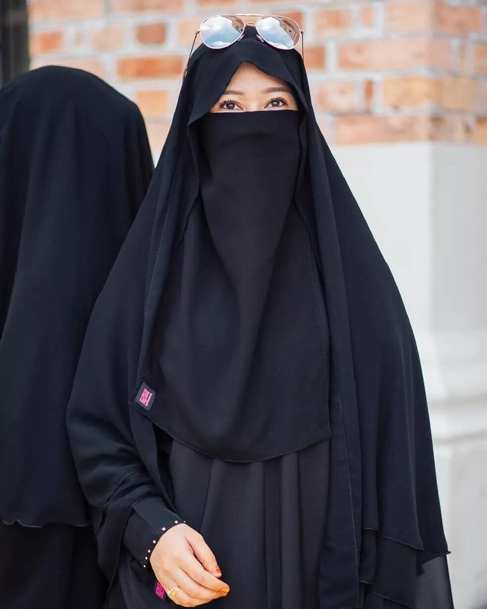 Под паранджой. Чадра паранджа и никаб. Хиджаб паранджа чадра никаб. Абайя и никаб. Бурка хиджаб никаб паранджа.