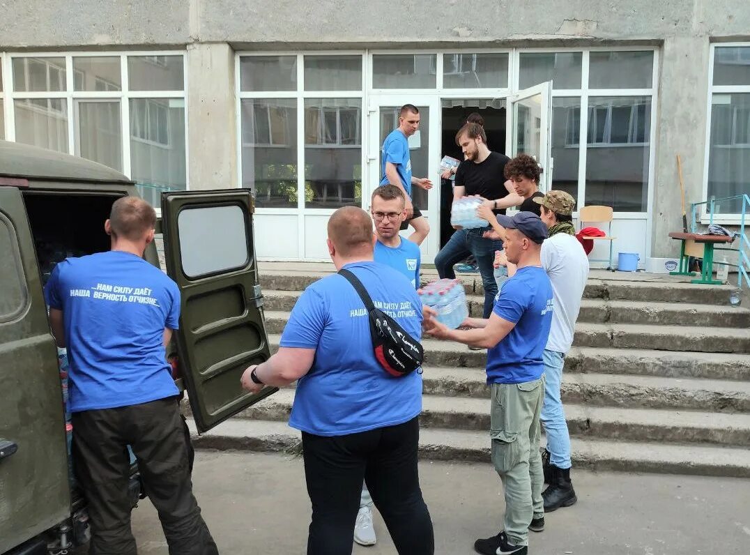 Волонтеры помощь в Мариуполе. Добровольцы в Мариуполе. Волонтеры молодая гвардия Мариуполь. Волонтеры в мариуполе