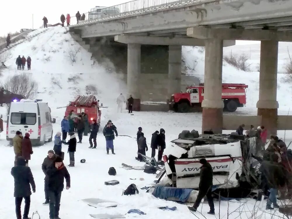 Список погибших в автобусе. Автобус упал с моста в Забайкалье. Автобус свалился с моста.