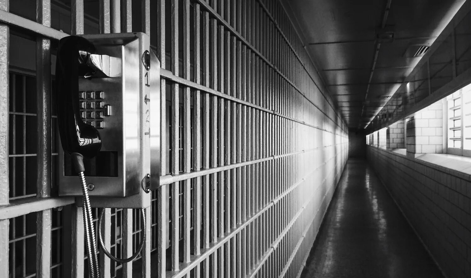 таксофон в колонии. телефон в тюрьме. мобильник в тюрьме. Call центр в тюрьме. тюремный коридор.