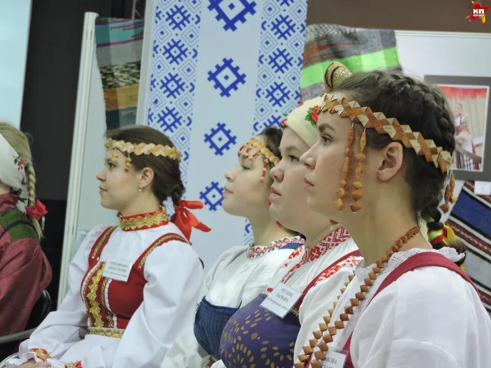 Группа коромысло. Женщина в русском костюме. Коромысло старинное. Группа коромысло. Девица с коромыслом.
