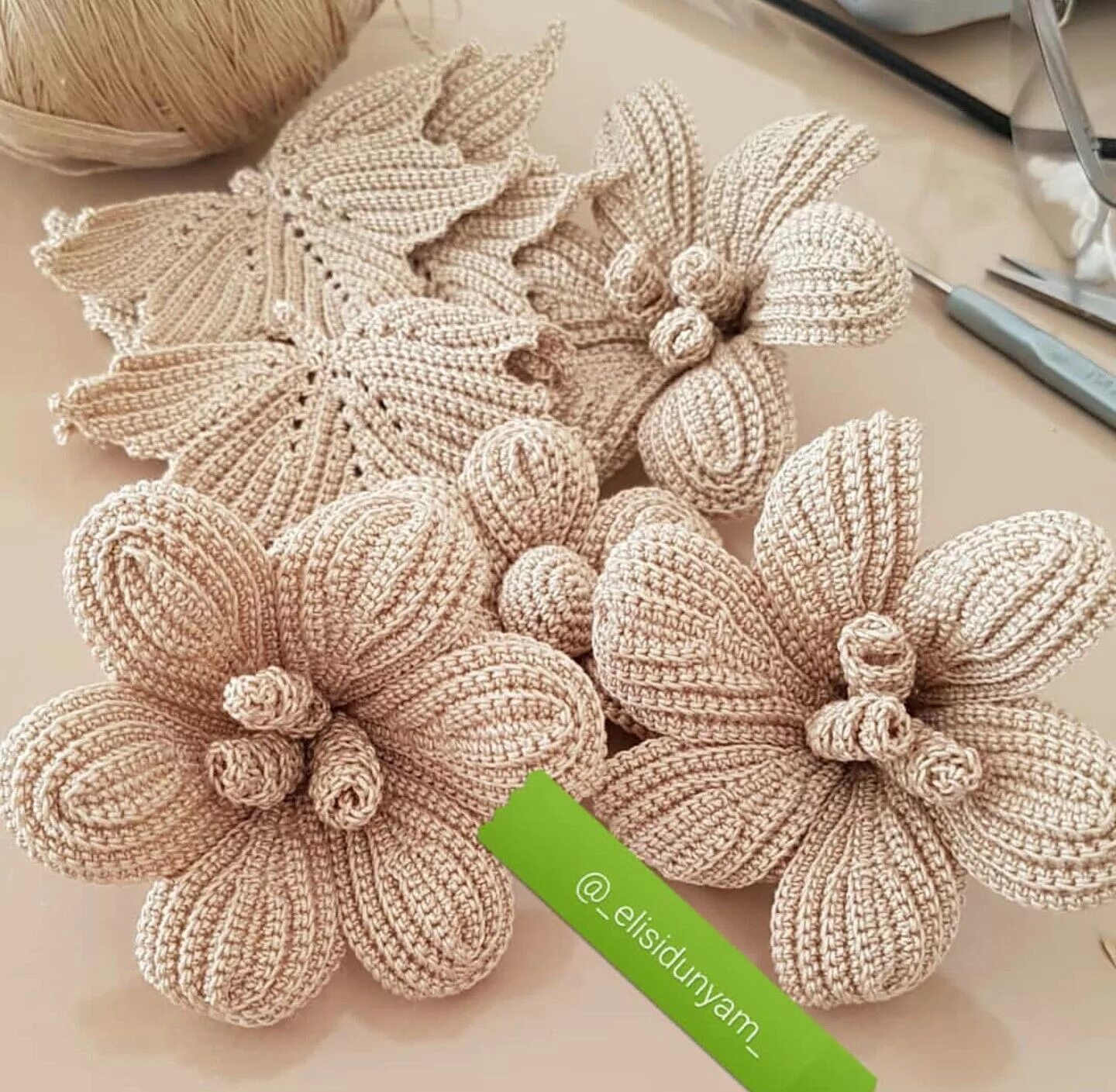 Вязаные цветы крючком. Ирландское кружево цветы. Вязаные объемные цветы. Крючок "цветок". Вяжем объемную.