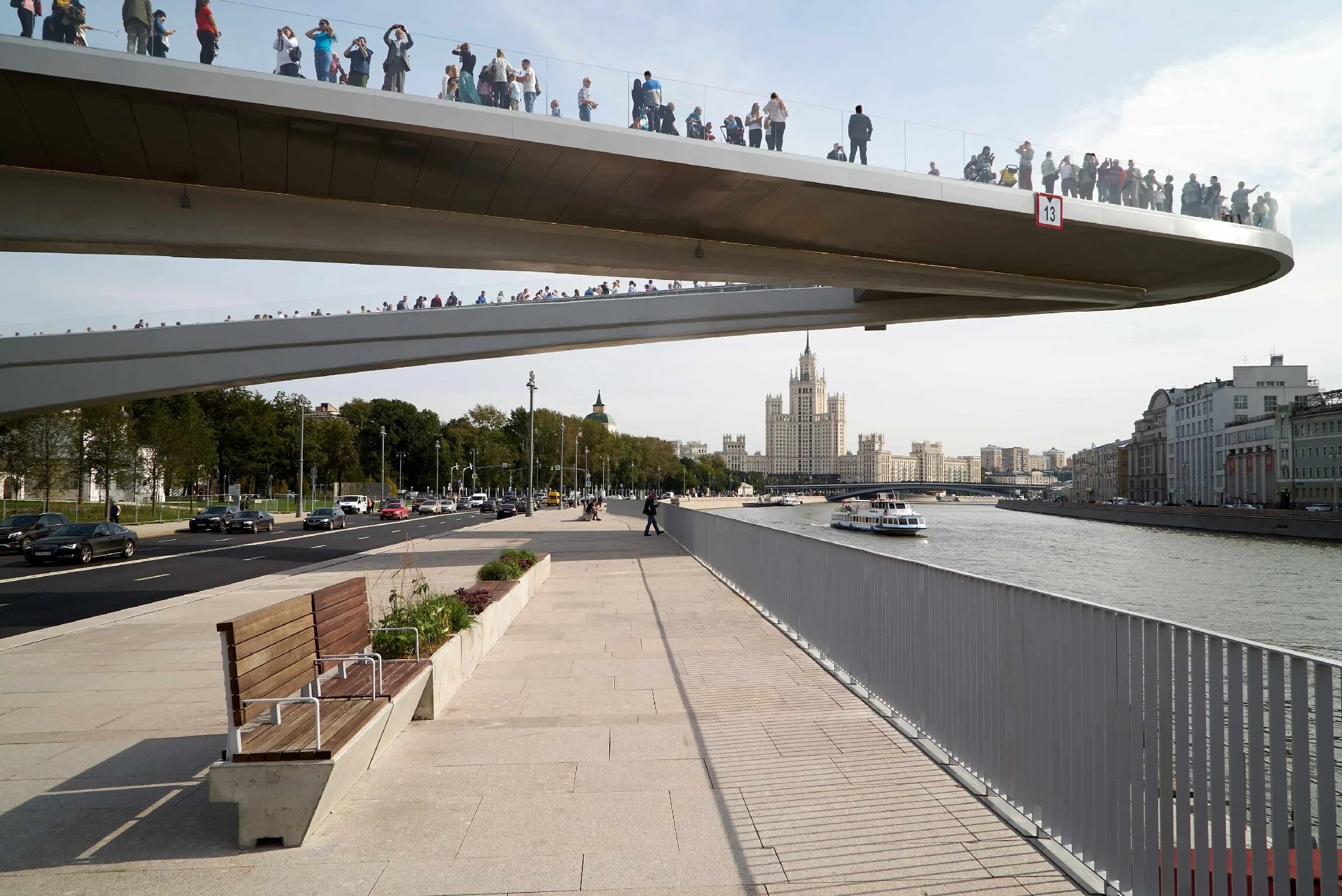 Парк Зарядье парящий мост. Парящий мост в Москве в парке Зарядье. Парк Зарядье набережная. Парк Зарчдье папчщий мост. Навесной мост в москве