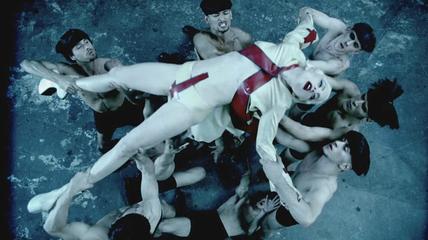 Сиськи Lady Gaga в толпе