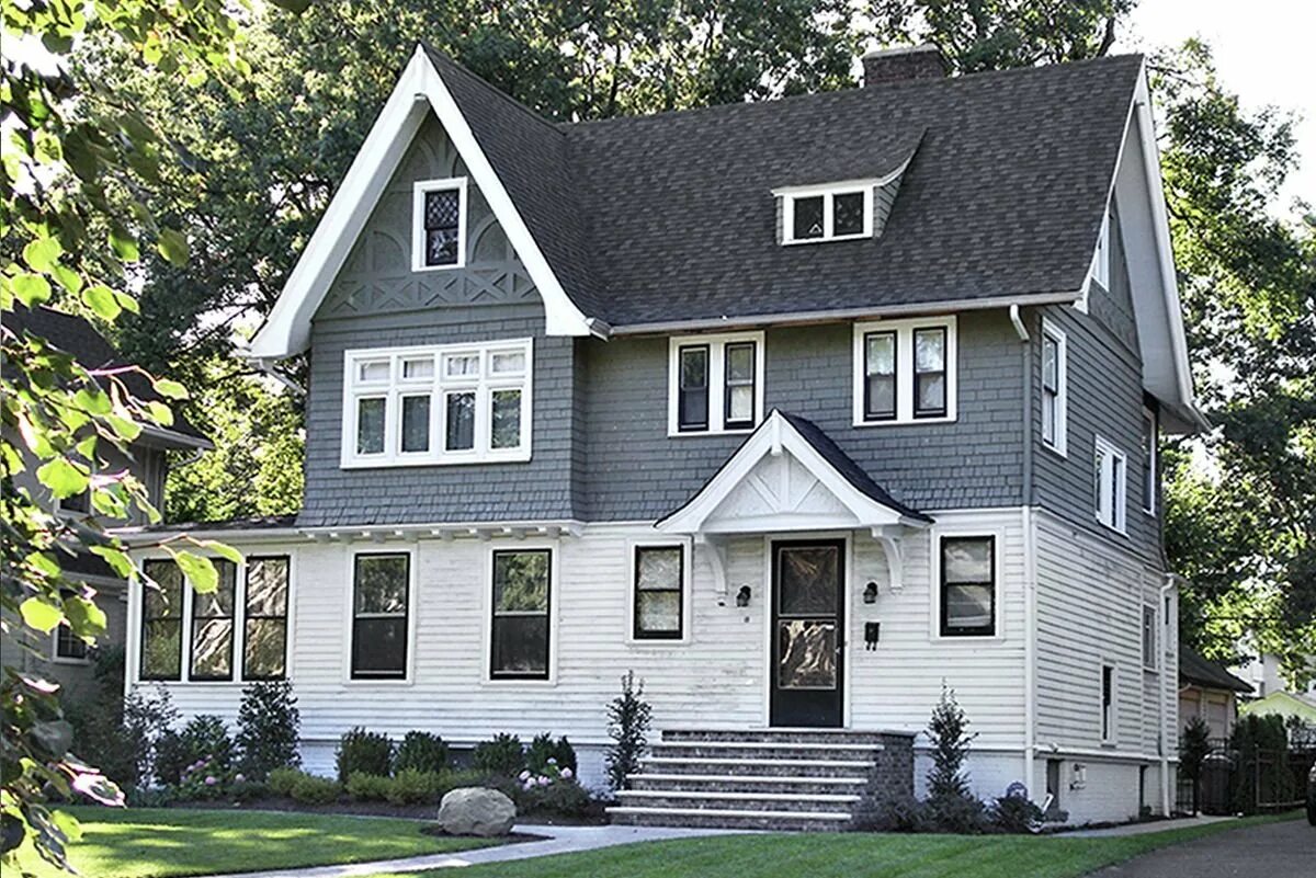 Старый серый дом. Серый фасад. Дом с серым фасадом. Двухцветный фасад дома. Светло серый дом.
