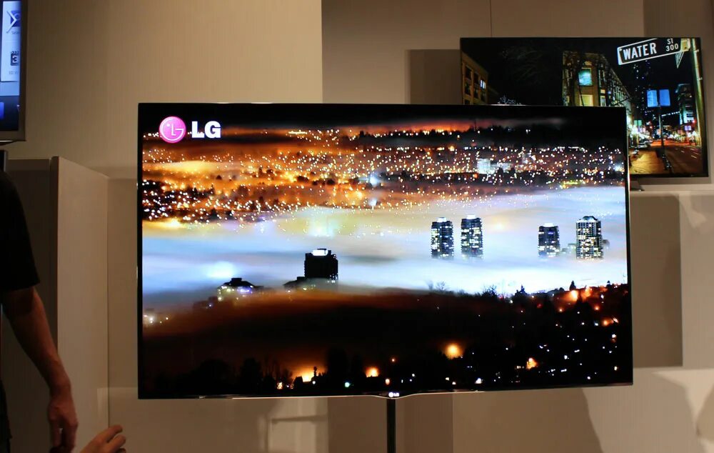 Телевизор 120 герц монитор. Hisense 100l5f. Телевизор 120 см на 120 см. Lg oled 55ec930v. Большой телевизор 120 дюймов.