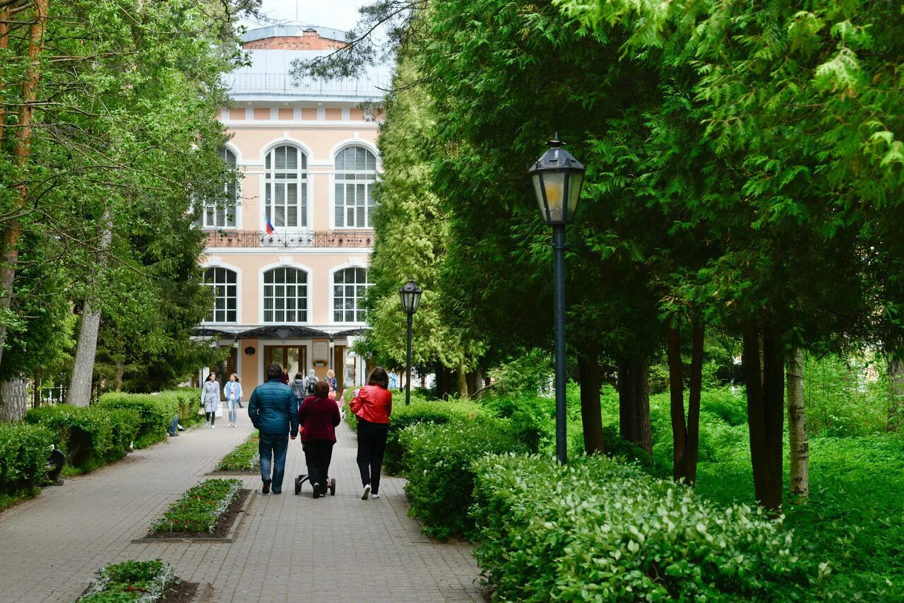 Сестрорецкий курорт где. Сестрорецк Санкт-Петербург санаторий. Сестрорецкий курорт Сестрорецк. Сестрорецкий курорт лечебный корпус. Главный корпус санатория Сестрорецкий курорт.