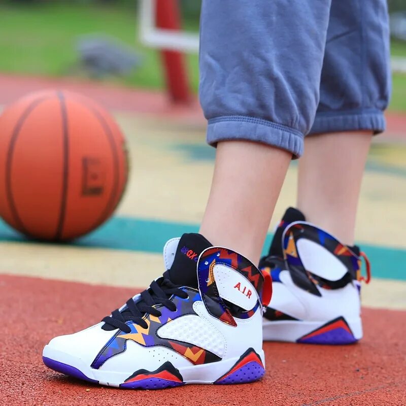 Первая спортивная обувь. Спортивные кроссовки. Баскетбольные кроссовки. Обувь для баскетбола. Кроссовки для баскетбола для мальчиков.