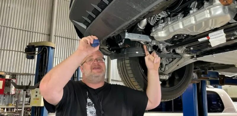 ремонт ходовой части автомобиля. выставка машины, меняющие жизнь людей. клубный сервис рр. Geely monjaro 2022 kx11. оригинальное инженерное решение клубный сервис.