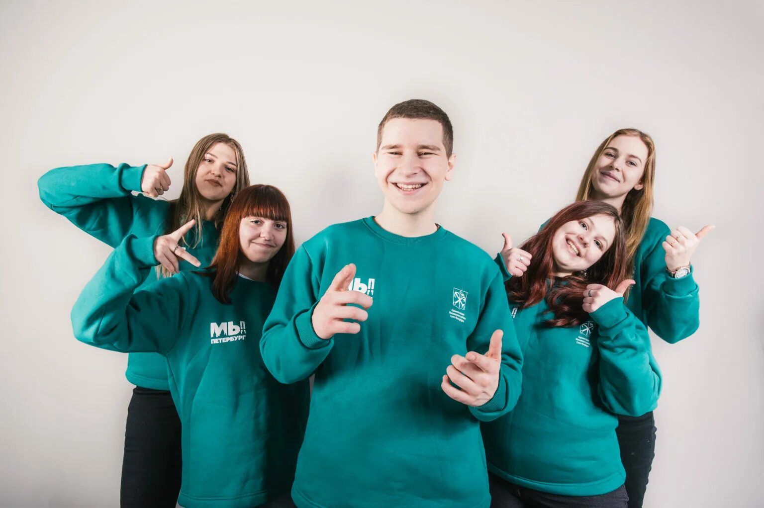 Волонтеры дизайнеры. Форма волонтеров. Творческие студенты. Ассоциация волонтеров россии. Футболки волонтеров.