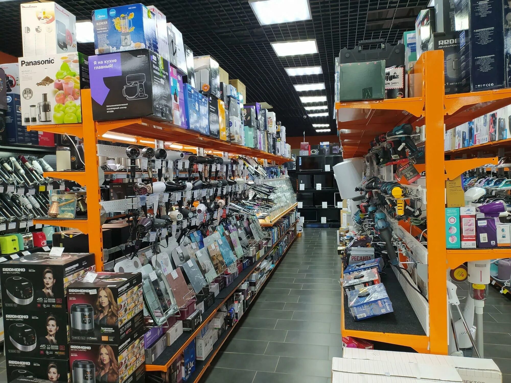 Днс симферополь героев сталинграда. Днс киров дзержинского. Днс кирово-чепецк. Dns глобус киров. Мhm днс.