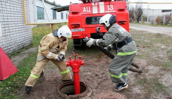 Пожарные без воды. ПГ пожарный гидрант. Пожарная машина на гидранте. Наружное противопожарное водоснабжение. Тушение пожара от гидранта.