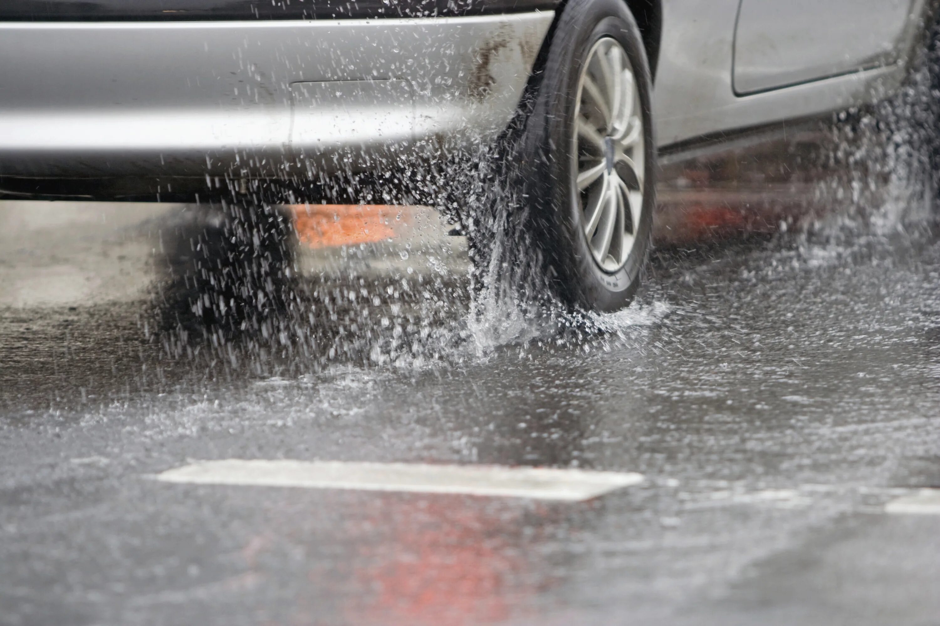 После дождя завелся. Машина по луже. Машина на мокрой дороге. Мокрая дорога. Неблагоприятные дорожные условия.