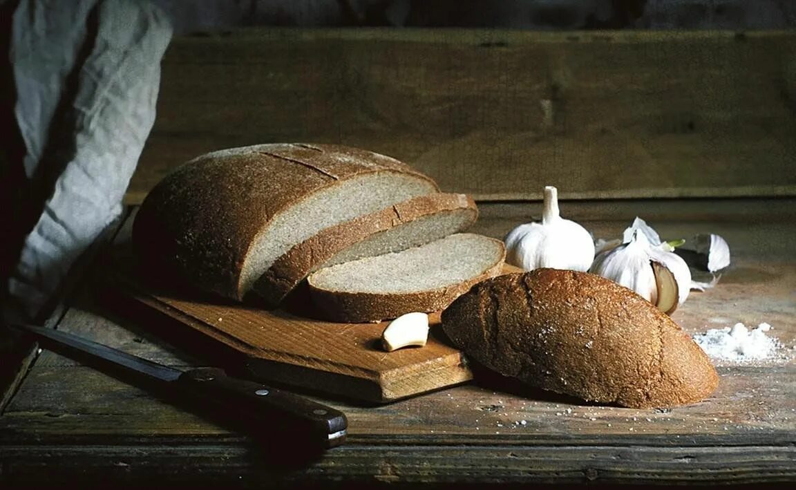 Ночью ем хлеб. Хлеб. Натюрморт с хлебом. Краюшка хлеба. Хлеб на столе.