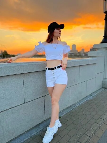 Летний закат. Вечернее летнее небо. Девушка с гитарой. Розовый вечер bain ligor. Баина лигор играет на гитаре.