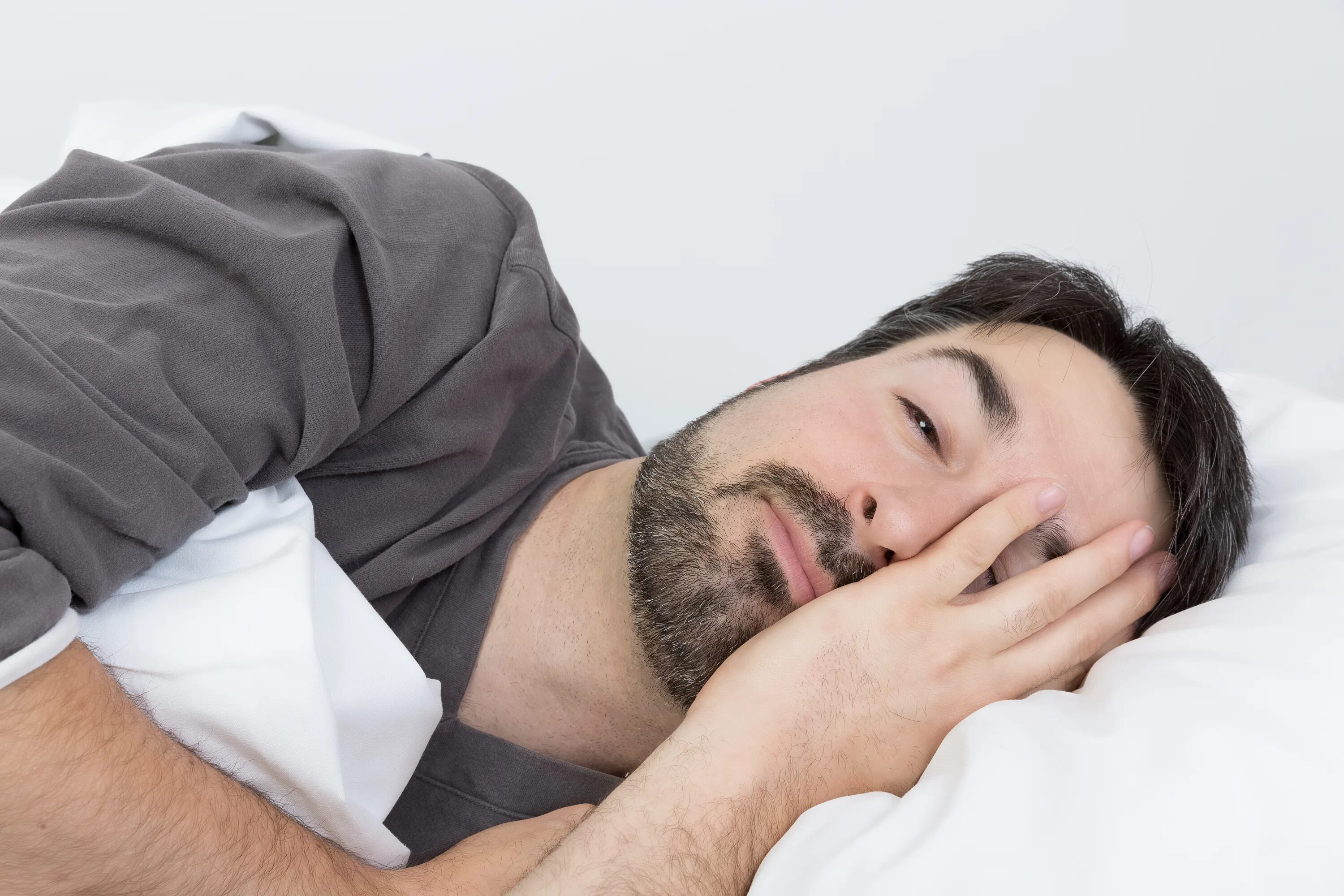 Ночные кошмары. Мужик лежит довольный. Сон опасный мужчина. Ленивый человек. Сон опасный мужчина.