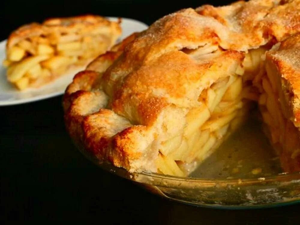 Пироги с яблоками в духовке фото. Пышный яблочный пирог в духовке. Шарлотка в духовке. Шарлотка пышная с яблоками. Вкусная шарлотка с яблоками в духовке.