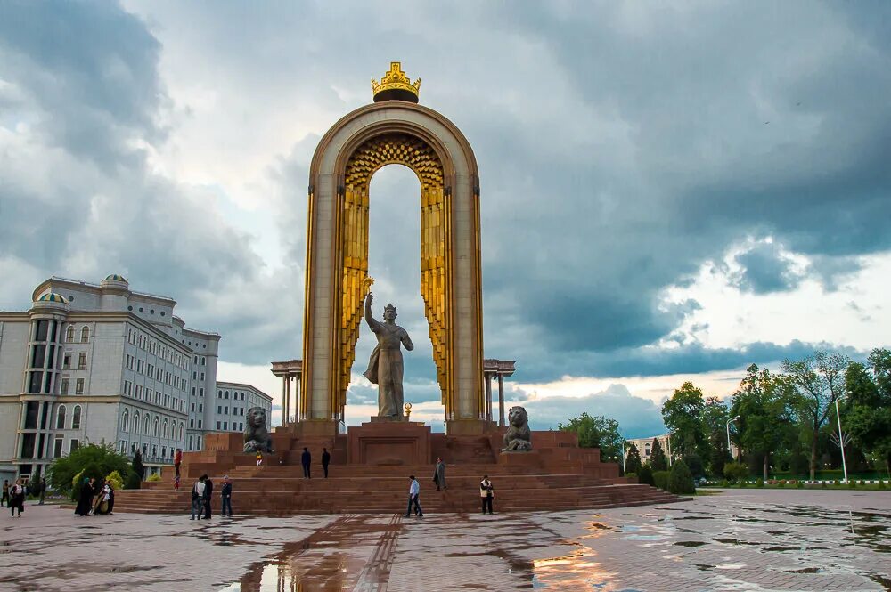 Памятник душанбе. Таджикистан Душанбе Сомони. Достопримечательности Душанбе Исмоили Сомони. Статуя Исмаила Самани.