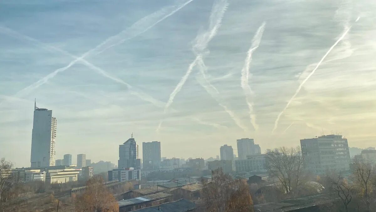 Над екатеринбургом летают. Небо над екатеринбургом. крест в небе над екатеринбургом. фото неба над екатеринбургом. яркая полоса над екатеринбургом.