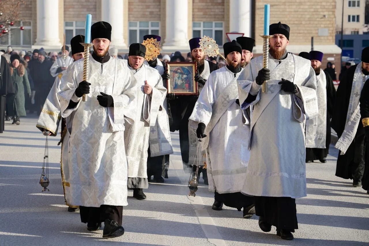 Белгород крестный ход кто же нас одолеет. Белгород крестный ход кто же нас одолеет. Крёстный ход у храма в чурилково. Елизаветинский крестный ход 2021. Лампадка для крестного хода.