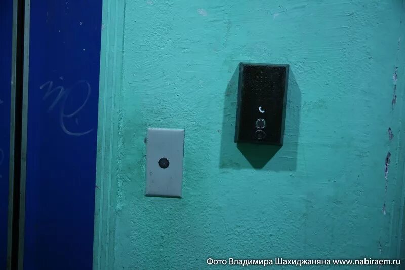 Дверной видеозвонок. Дверной звонок для входной двери. Кнопка под дверью. Дверной звонок в квартиру. Встраиваемый дверной звонок.