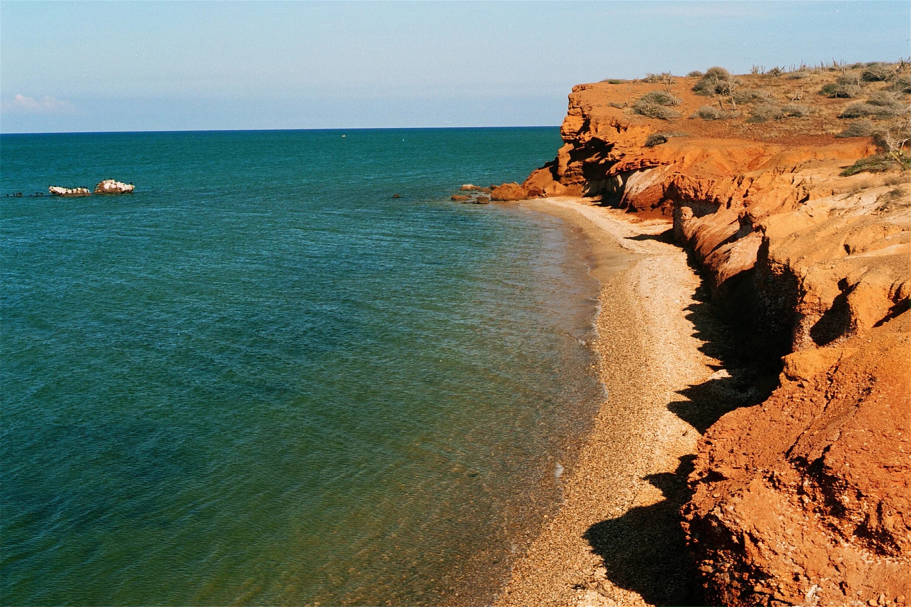 Самая береговая линия у. Море Береговая линия. Береговая линия фото. Береговая линия моря скалы. Мыс Калканьяр.